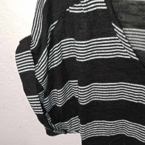 Forever 21 Black + White Tee Size Small - Picture 4 of 8